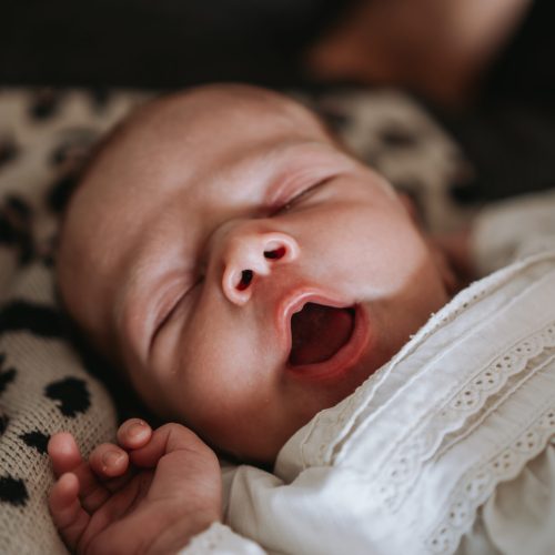 Baby gähnend mit geschlossenen Augen